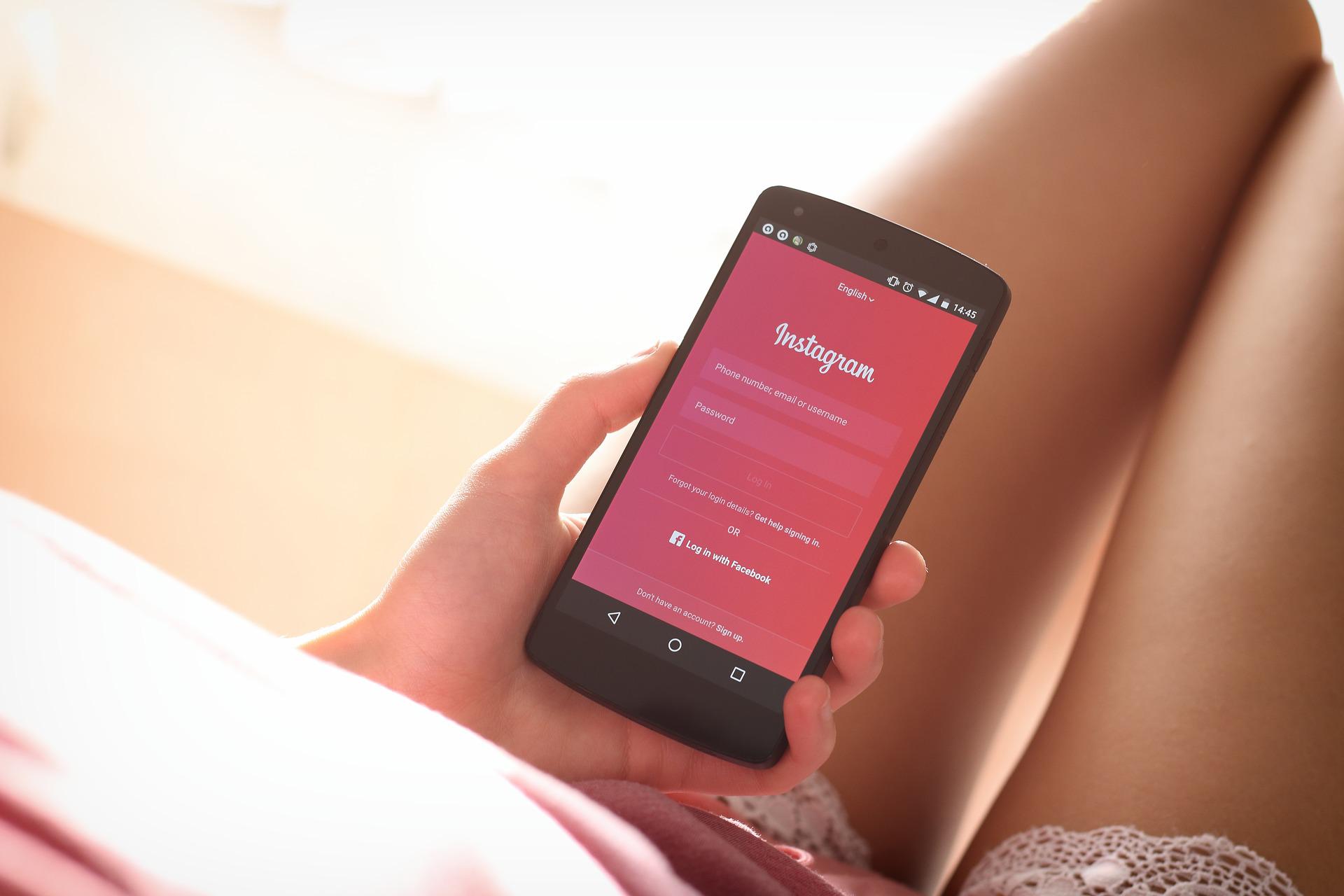 Ganharnoinsta - Segurando celular na mao
